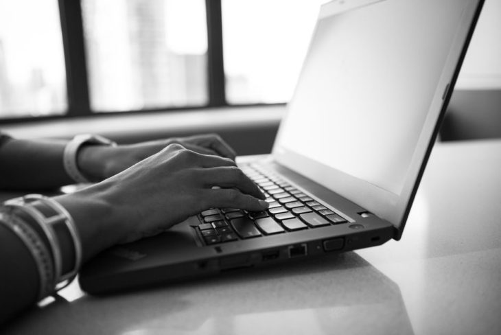 Person using a Windows laptop